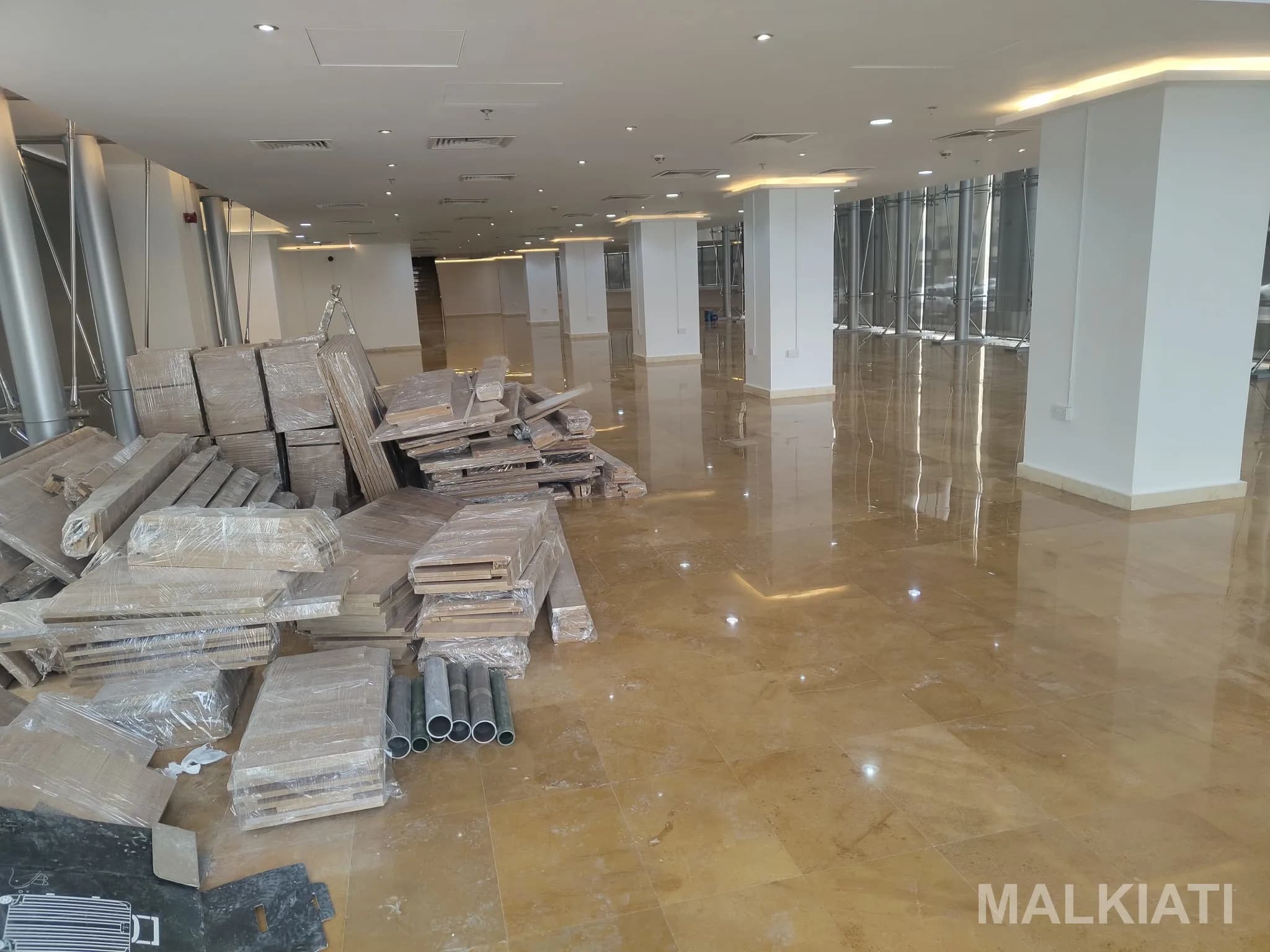 Prime Commercial Multi-Story Showroom for Rent – Transworld Tower 1 (No Commission) - Image 5