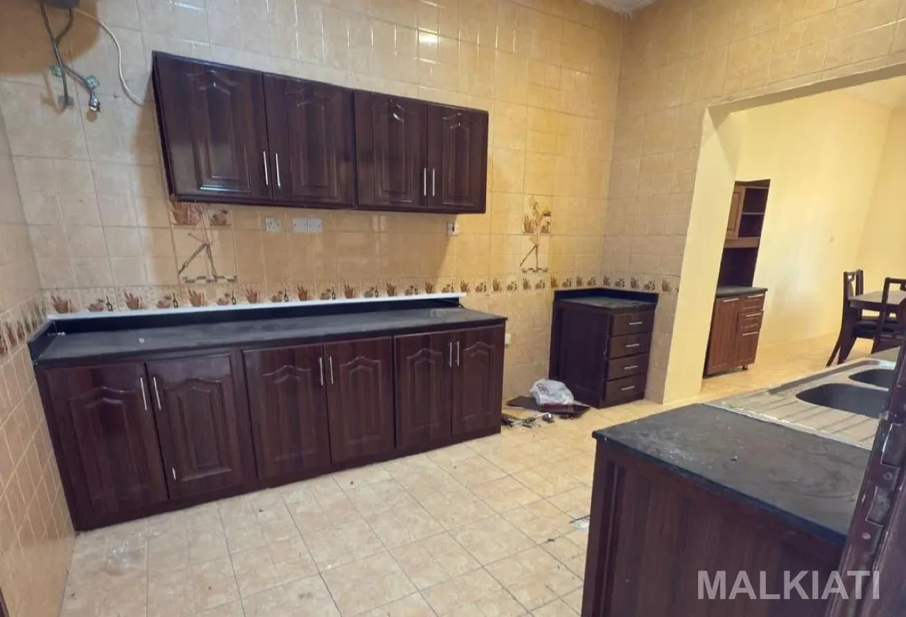 Stunning Villa | 07 Bedrooms| Al Dhakira area - Image 2