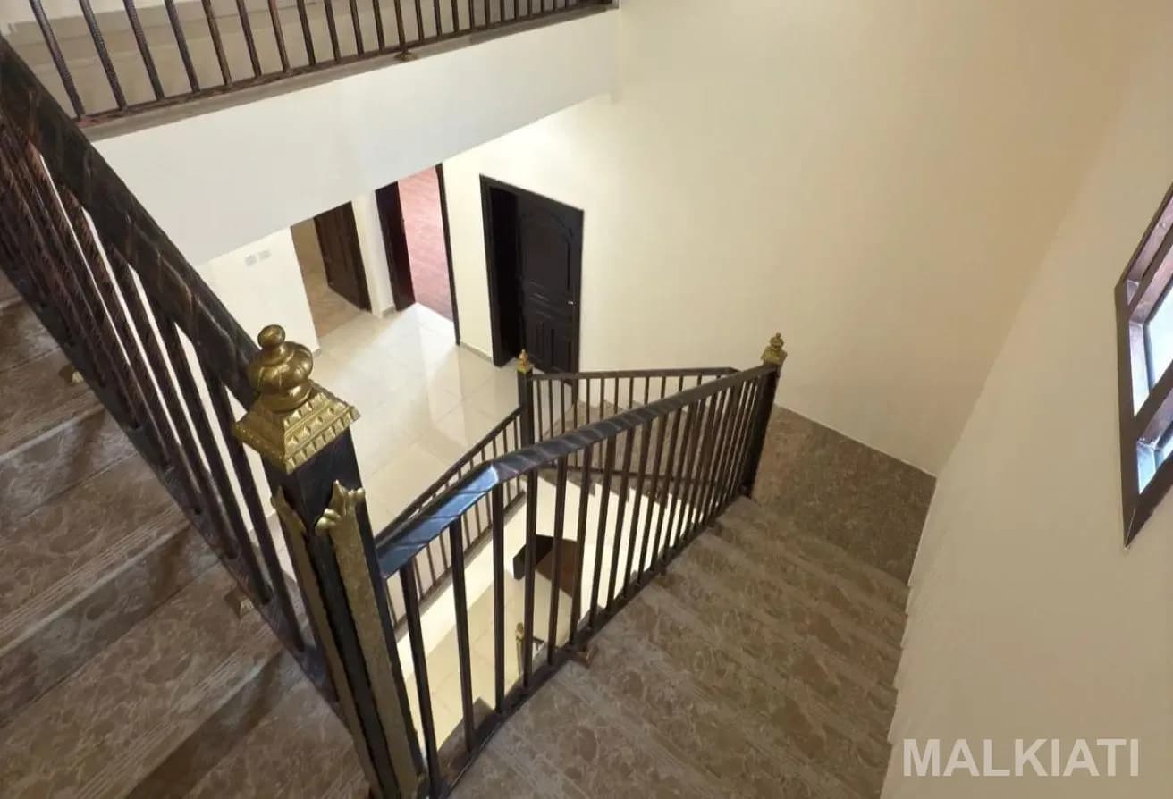 Stunning Villa | 07 Bedrooms| Al Dhakira area - Image 3