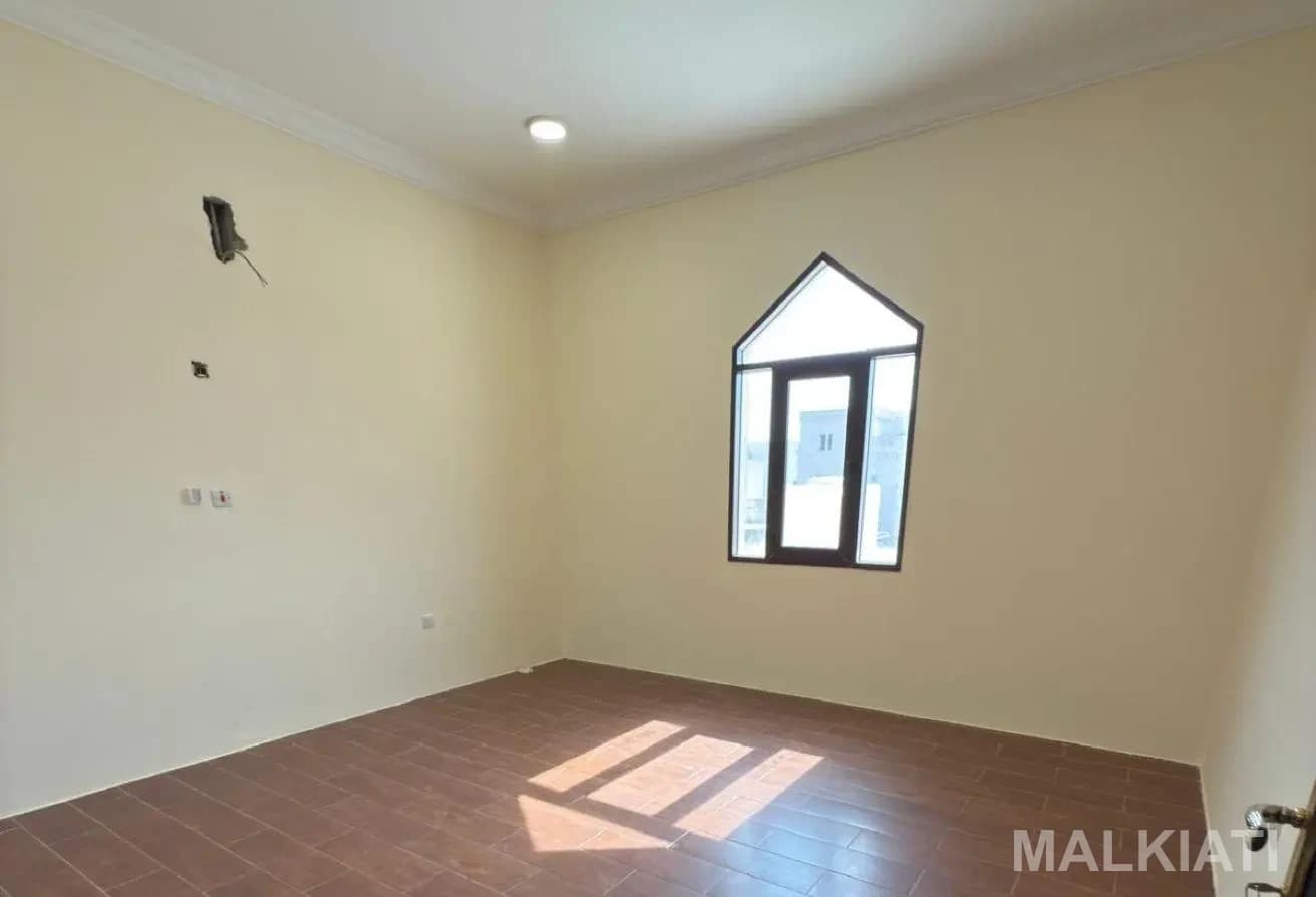 Stunning Villa | 07 Bedrooms| Al Dhakira area - Image 4