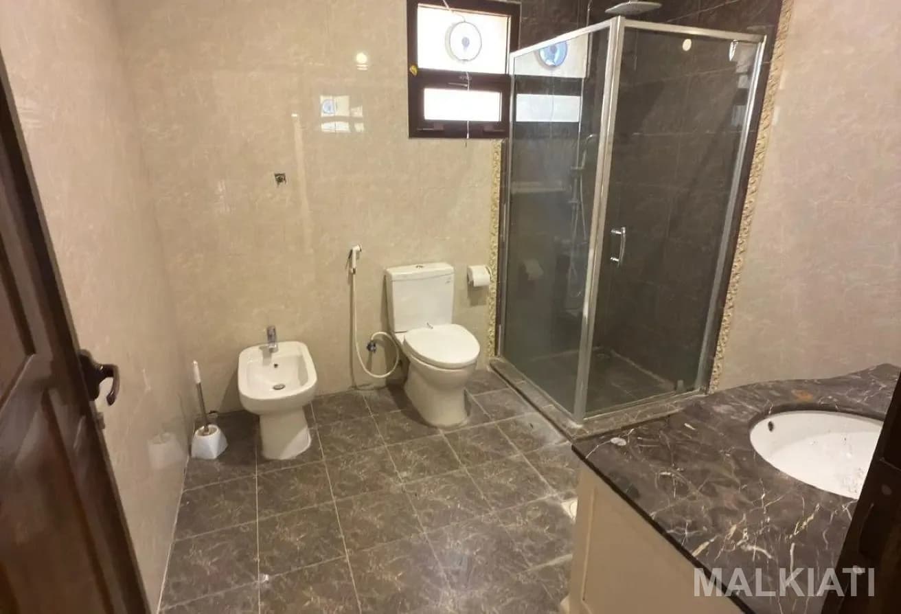 Stunning Villa | 07 Bedrooms| Al Dhakira area - Image 5