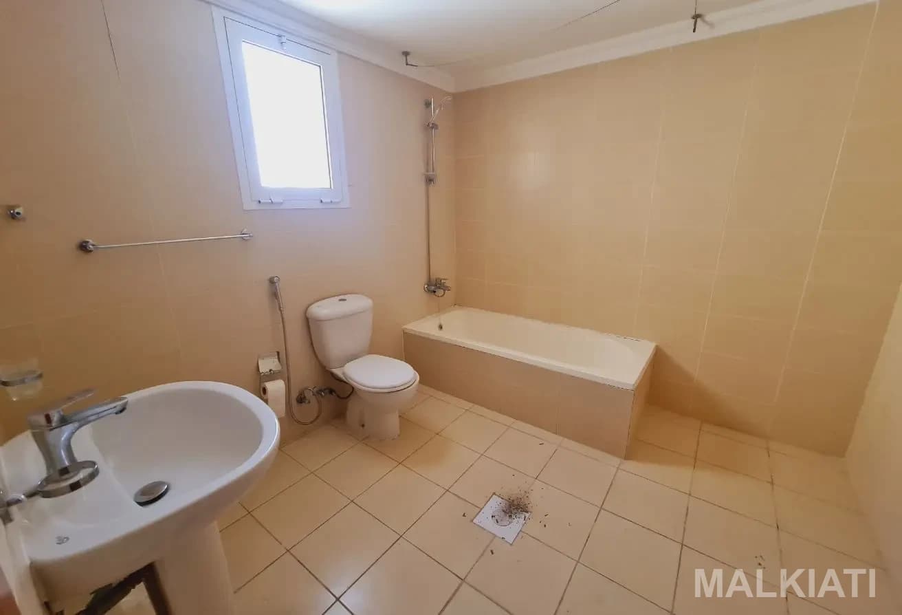 05 Bed | Stand alone | QAR. 12,000 | Abu hamour - Image 3
