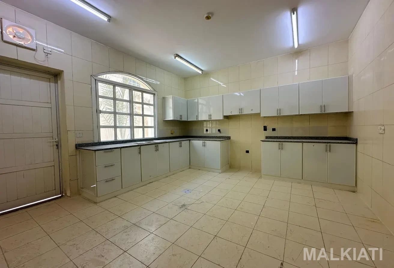 Brand New Compound Villa| 05 Bedrooms| Ain Khaled - Image 4